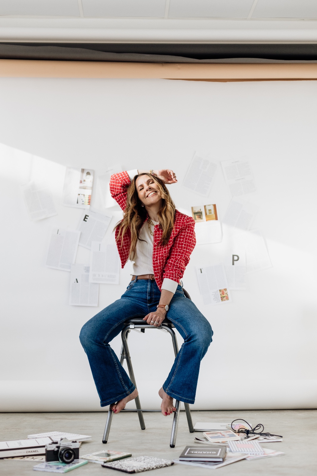 Sesión de fotografía de marca personal en estudio en Sevilla – mujer emprendedora mostrando confianza y autenticidad