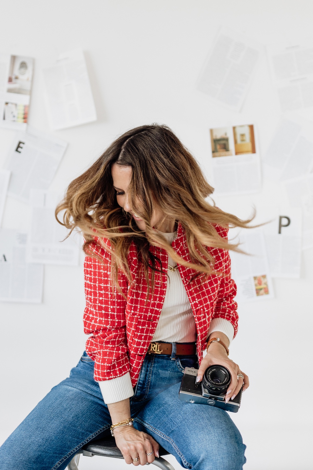 Fotografía de marca personal en Sevilla – mujer profesional con cámara mostrando naturalidad y estilo auténtico en estudio